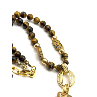 שרשרת מאבן טייגר איי (Tiger Eye) עם אביזרי מתכת בגוון זהב ותליון