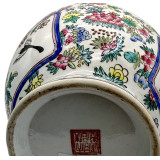 Китайская фарфоровая ваза Famille Rose Canton с маркой Da Qing Qianlong Nian Zhi