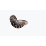 טבעת מעוצבת מכסף 925 עם השחרה, ציפוי זהב ואמרלדים טבעיים