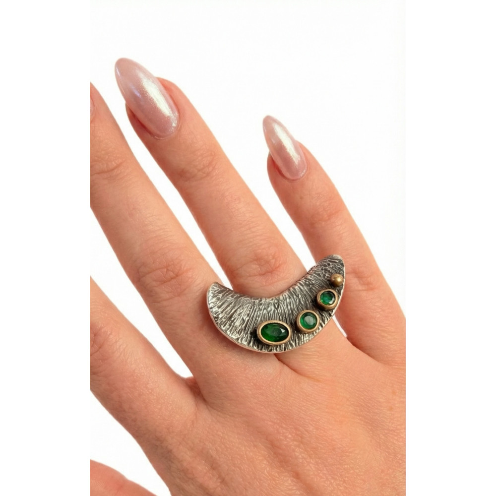 טבעת מעוצבת מכסף 925 עם השחרה, ציפוי זהב ואמרלדים טבעיים