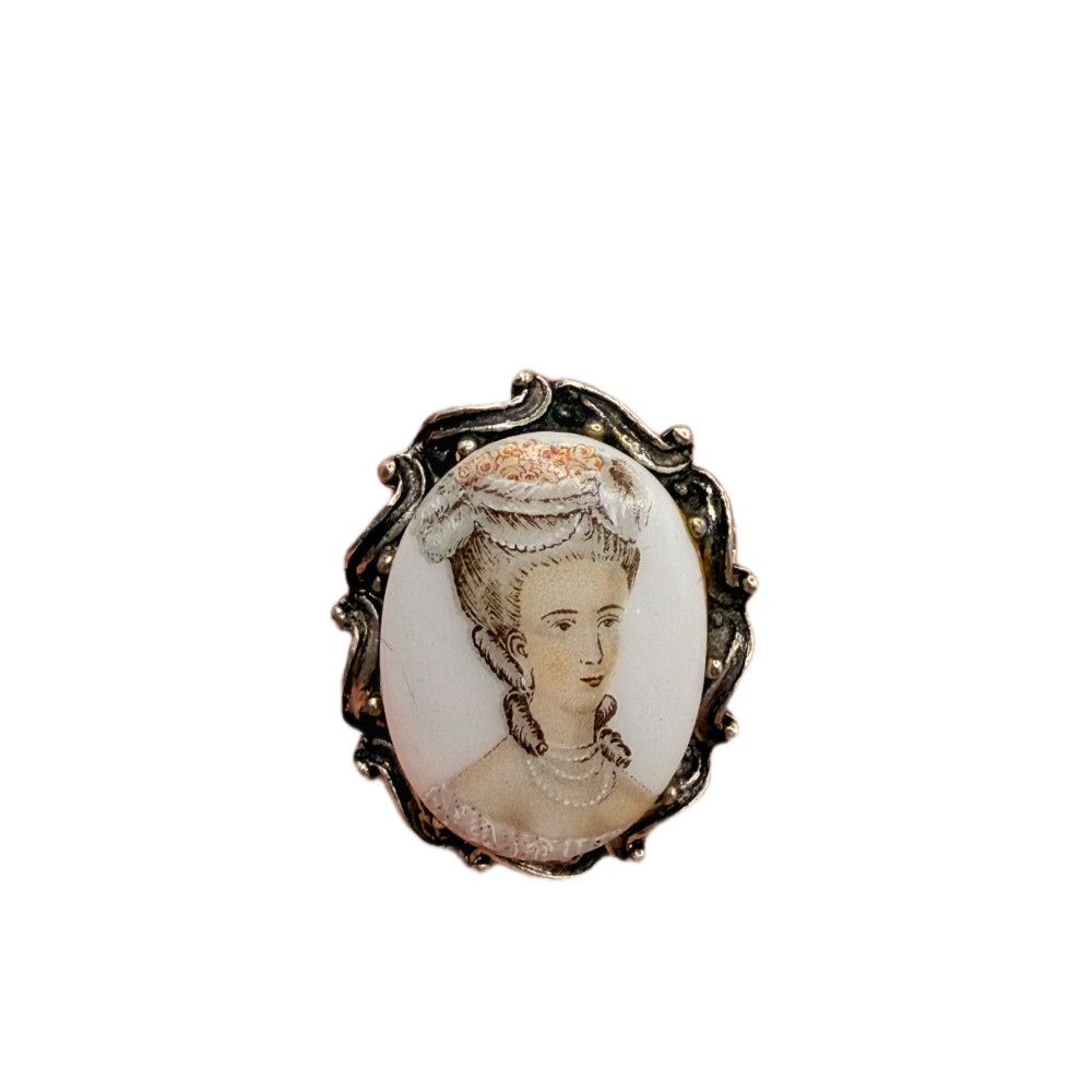 סיכת וינטג' אובלית בסגנון קמיאו – דיוקן גברת אריסטוקרטית שנות ה־50–70 של המאה ה־20