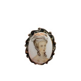 סיכת וינטג' אובלית בסגנון קמיאו – דיוקן גברת אריסטוקרטית שנות ה־50–70 של המאה ה־20