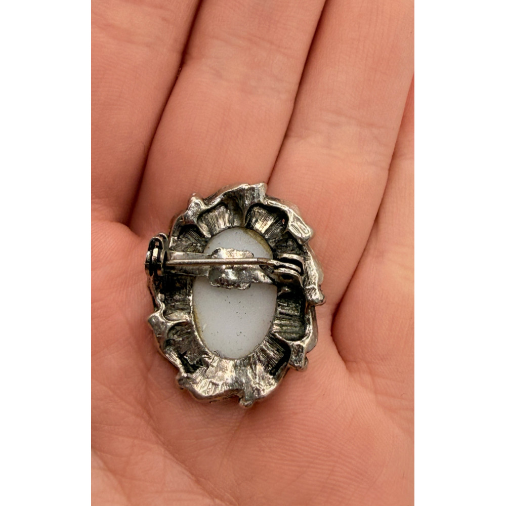 סיכת וינטג' אובלית בסגנון קמיאו – דיוקן גברת אריסטוקרטית שנות ה־50–70 של המאה ה־20