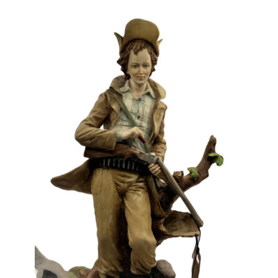 Фарфоровая статуэтка юный охотник с собакой