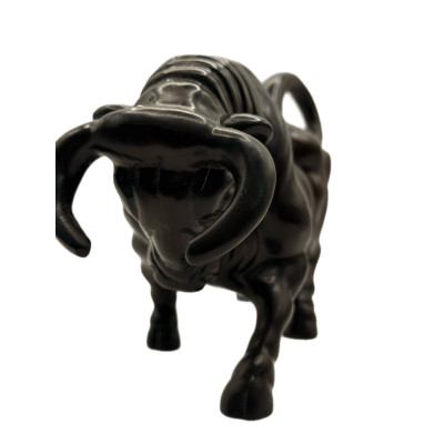 Черная статуэтка быка — символ финансового успеха