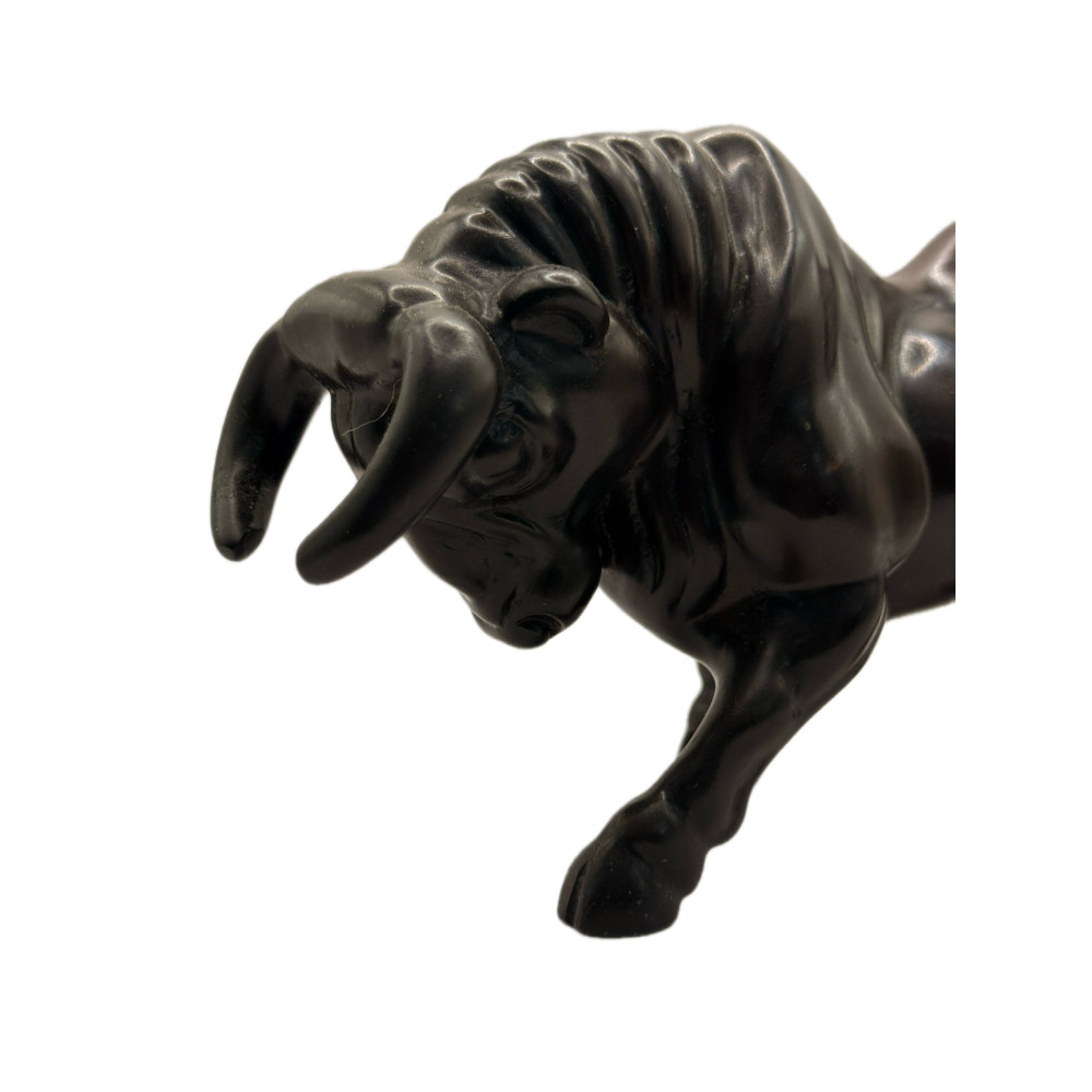 Черная статуэтка быка — символ финансового успеха