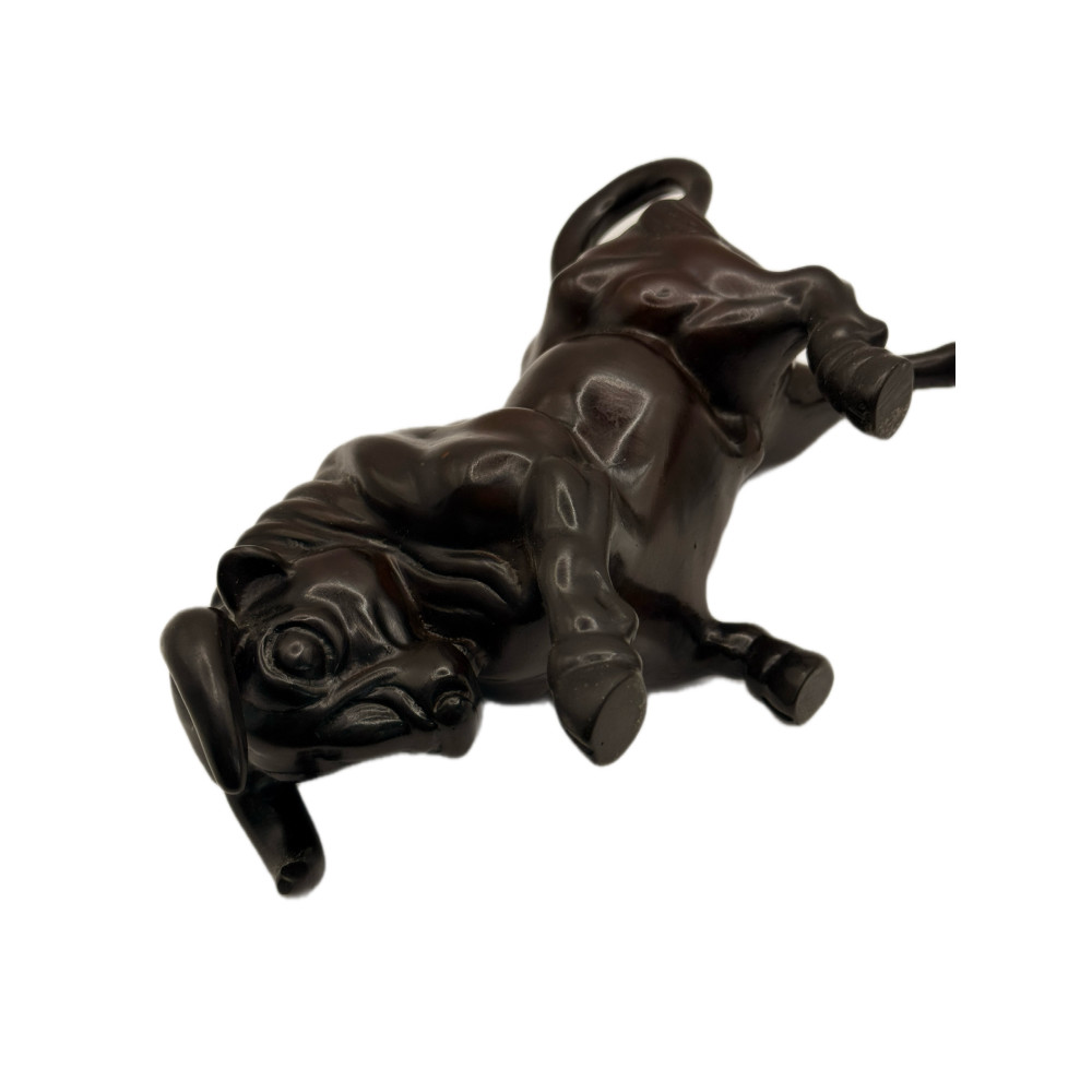 Черная статуэтка быка — символ финансового успеха