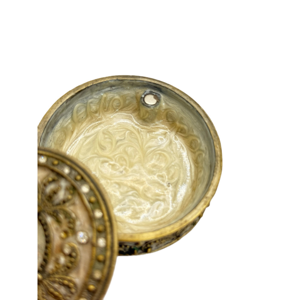 קופסה וינטג’ לתכשיטים או לטבליות, עם גימור דקורטיבי וחמים.