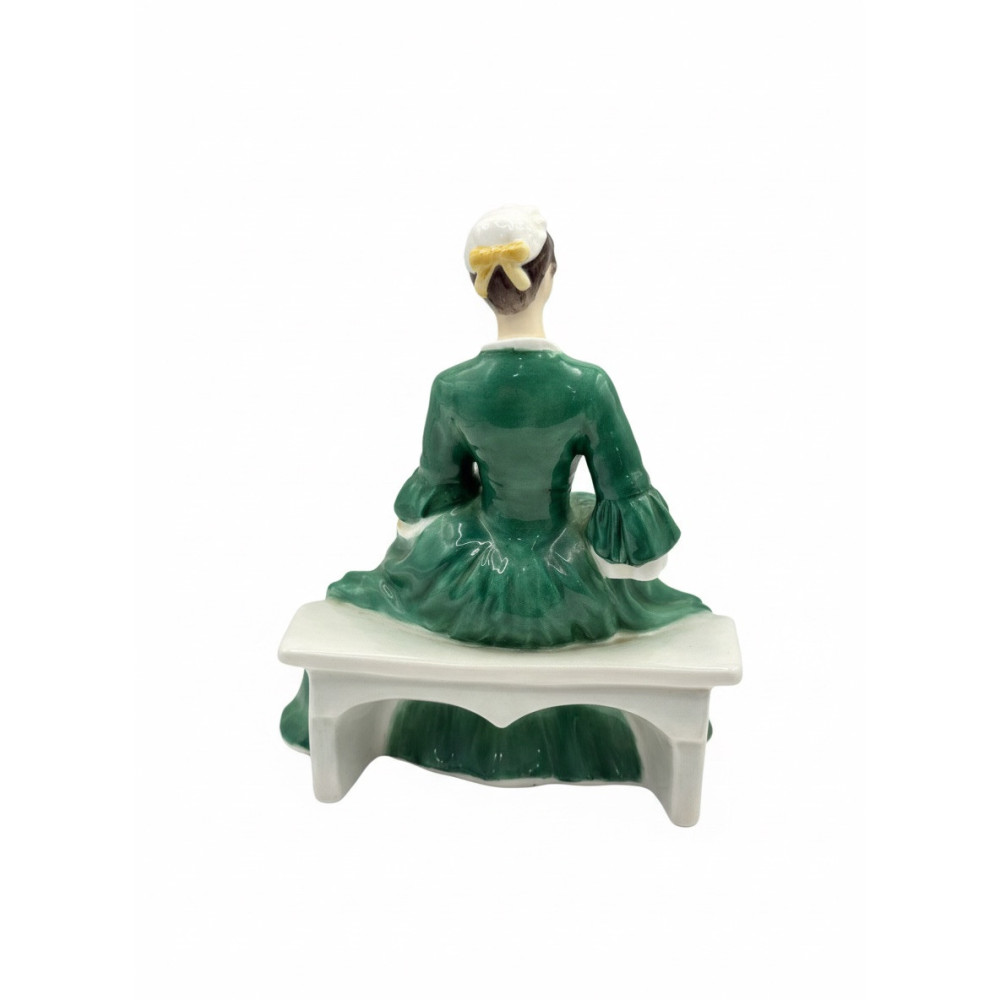 פסלון פורצלן Royal Doulton „A Lady from Williamsburg” HN 2228