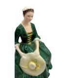 פסלון פורצלן Royal Doulton „A Lady from Williamsburg” HN 2228
